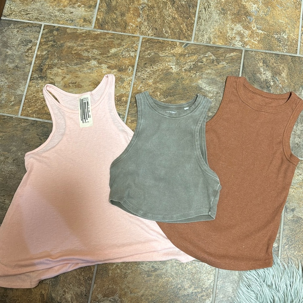 3 tanks size XS/S